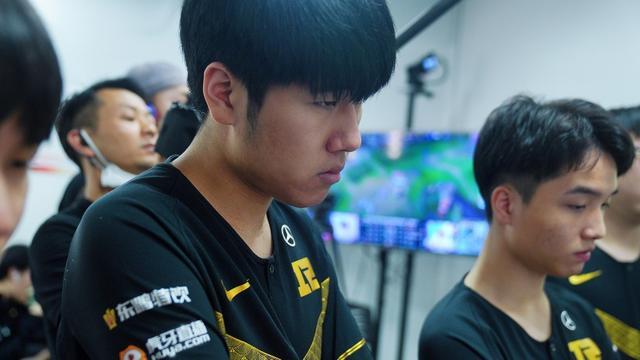 他的眼光必 他的眼光必